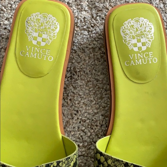 New Vince Camuto Yellow Snakeskin Pattern Sandals - Picture 7 of 8